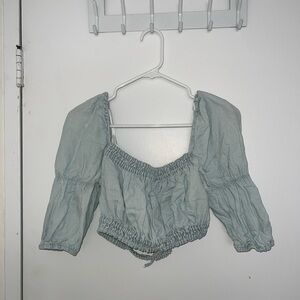 Cropped denim / light blue top